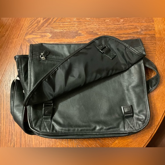 Multi Pocket Durable Vegan Faux Leather Silver Hardware Active Cary Bag! - Picture 5 of 16